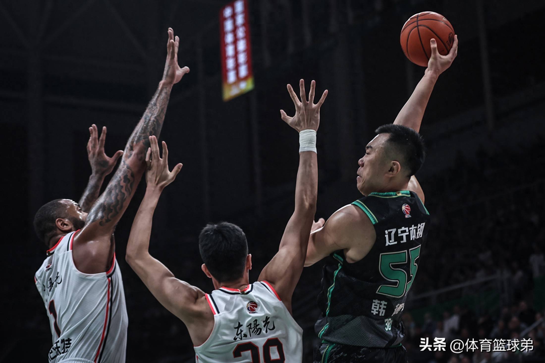 清晨深圳男篮备战欧超杯，战术微调细节曝光，媒体盛赞，训练强度明显提升(蓝战非的游戏主播生涯)