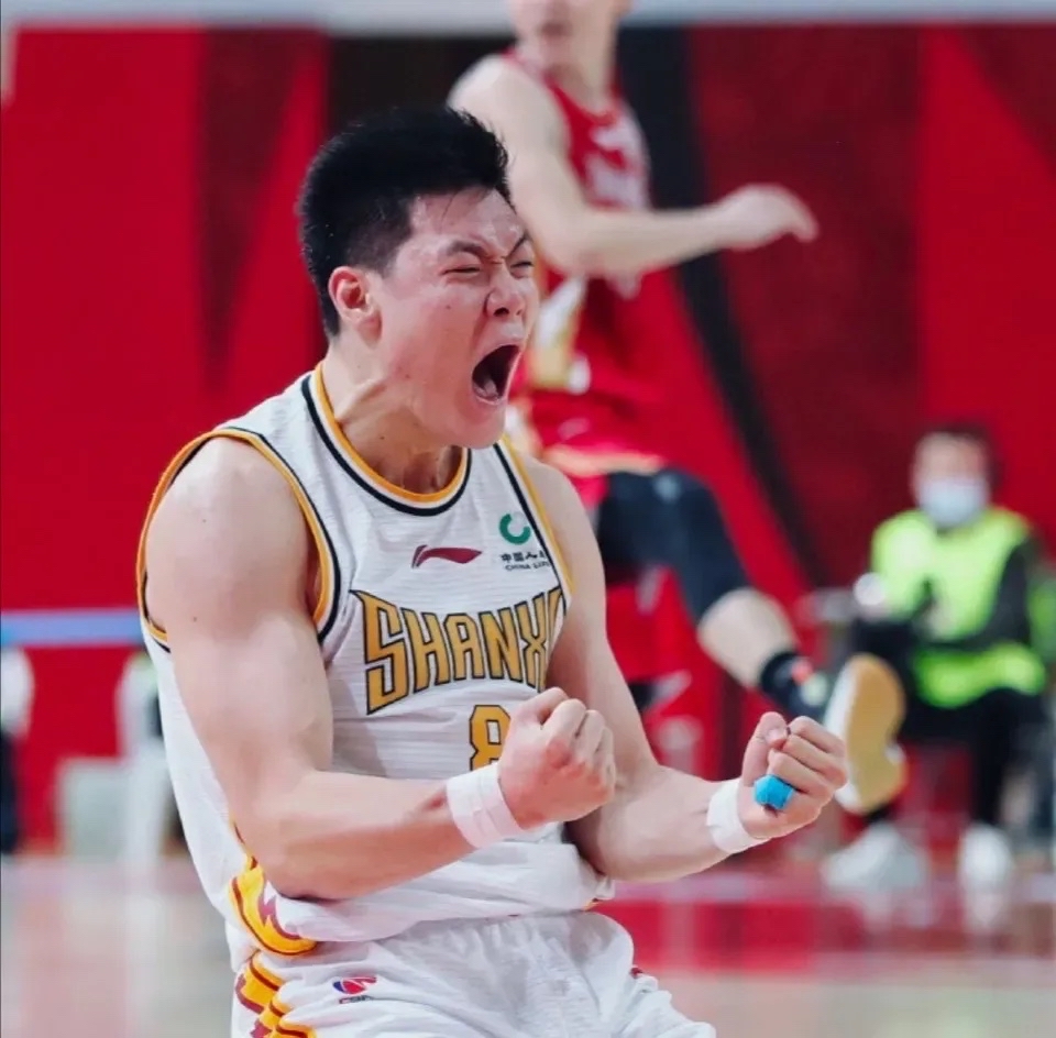 清晨深圳男篮备战欧超杯，战术微调细节曝光，媒体盛赞，训练强度明显提升(蓝战非的游戏主播生涯)